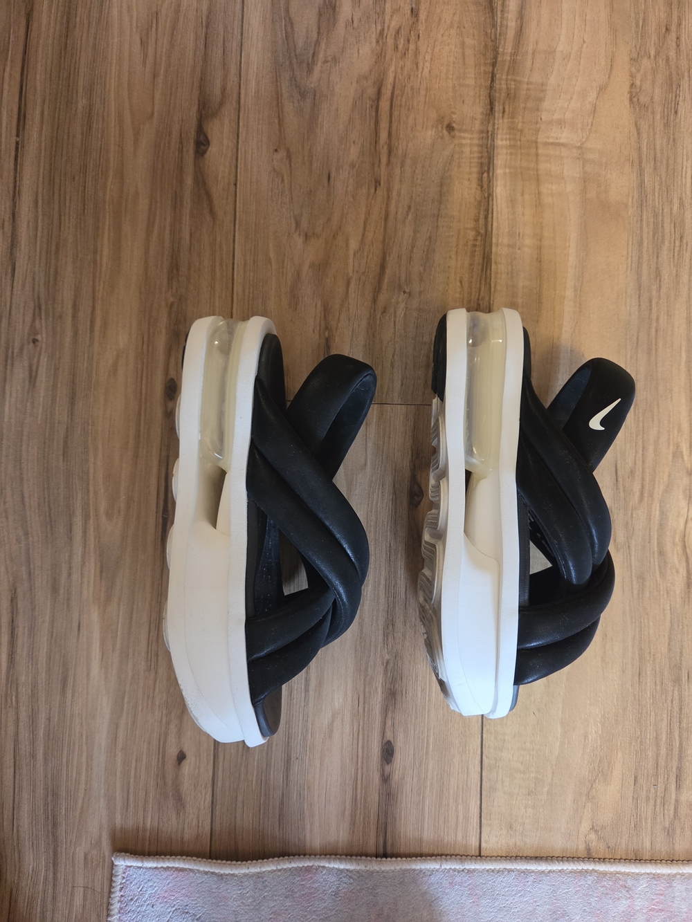 Nike  Women Air Max Isla Sandals